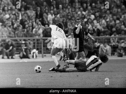 Fußball, Bundesliga, 1971/1972, Stadion Radrennbahn in der Nähe das Müngersdorfer Stadion in Köln, 1. FC Köln gegen FC Bayern München 1:4, Szene des Spiels, pfeift Schiedsrichter Gerhard Schulenburg aus Hamburg ein Foulspiel Stockfoto