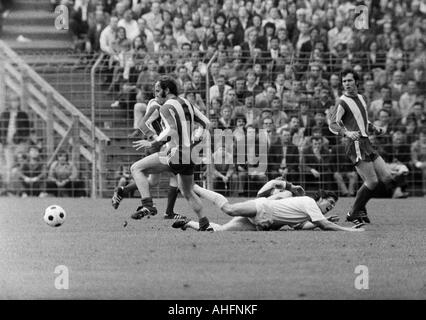 Fußball, Bundesliga, 1971/1972, Stadion Radrennbahn in der Nähe das Müngersdorfer Stadion in Köln, 1. FC Köln gegen FC Bayern München 1:4, Szene des Spiels, v.l.n.r.: Franz Roth (FCB), Jürgen Glowacz (Köln) auf Grund gelaufen, Franz Beckenbauer (FCB) Stockfoto