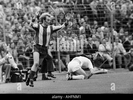 Fußball, Bundesliga, 1971/1972, Stadion Radrennbahn in der Nähe das Müngersdorfer Stadion in Köln, 1. FC Köln gegen FC Bayern München 1:4, Szene des Spiels, 0:3 Tor nach München durch ein Eigentor von Jupp Kapellmann (Köln) auf Grund gelaufen, Ulrich Hoeneß (FCB) links Stockfoto