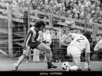 Fußball, Bundesliga, 1971/1972, Stadion Radrennbahn in der Nähe das Müngersdorfer Stadion in Köln, 1. FC Köln gegen FC Bayern München 1:4, Szene des Spiels, Duell zwischen Paul Breitner (FCB) links und Jupp Kapellmann (Köln) Stockfoto