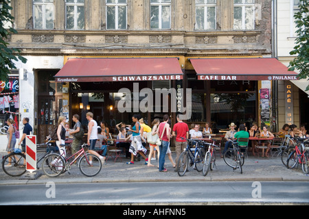 Typische Straßenszene Prenzlauer Berg: Café / bar Schwaz Sauer, Berlin Stockfoto