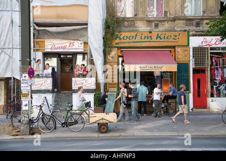 Typische Straßenszene Prenzlauer Berg: Fast-Food und einen kleinen Laden in der Kastanienallee, Berlin Stockfoto