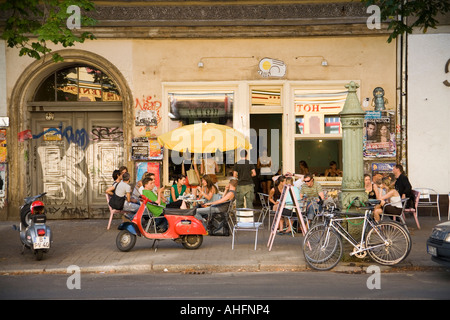 Typische Straßenszene Prenzlauer Berg: Straßencafé auf der Kastanienallee, Berlin Stockfoto