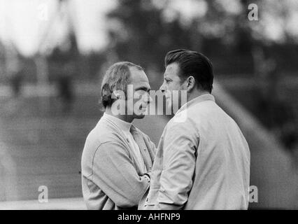 Fußball, Bundesliga, 1972/1973, Niederrhein-Stadion in Oberhausen, Rot-Weiss Oberhausen gegen FC Bayern München 0:5, Trainer Udo Lattek (FCB) links und Günter Brocker (RWO) Stockfoto