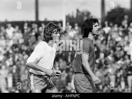 Fußball, Bundesliga, 1972/1973, Niederrhein-Stadion in Oberhausen, Rot-Weiss Oberhausen gegen FC Bayern München 0:5, Szene des Spiels, verließ Gerd Woermer (RWO), rechts Gerd Müller (FCB) Stockfoto