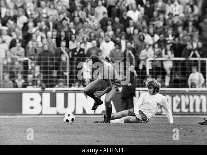 Fußball, Bundesliga, 1972/1973, Niederrhein-Stadion in Oberhausen, Rot-Weiss Oberhausen gegen FC Bayern München 0:5, Szene des Spiels, Duell zwischen Franz Beckenbauer (FCB) links und Willi Mumme (RWO) Stockfoto