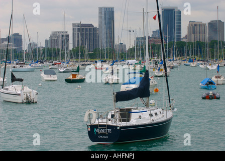 Einen Hafen voller Segelboote am Lake Michigan mit der Skyline von Chicago, Illinois im Hintergrund Stockfoto