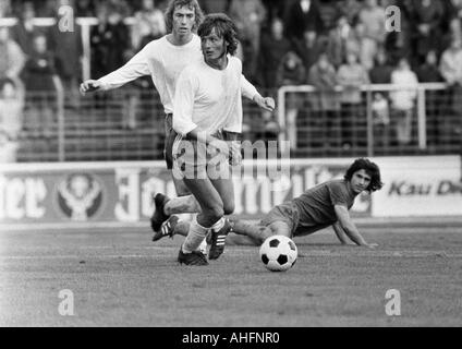 Fußball, Bundesliga, 1972/1973, Niederrhein-Stadion in Oberhausen, Rot-Weiss Oberhausen gegen FC Bayern München 0:5, Szene des Spiels, v.l.n.r.: Ditmar Jakobs (RWO), Gerd Woermer (RWO), Gerd Müller (FCB) Stockfoto