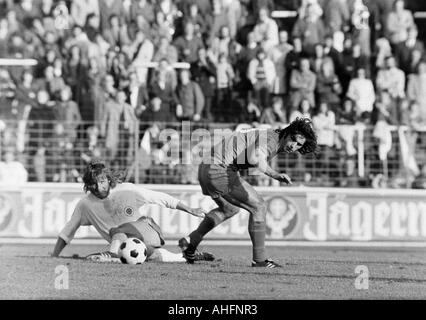 Fußball, Bundesliga, 1972/1973, Niederrhein-Stadion in Oberhausen, Rot-Weiss Oberhausen gegen FC Bayern München 0:5, Szene des Spiels, Duell zwischen Gerd Woermer (RWO) links und Gerd Müller (FCB) Stockfoto