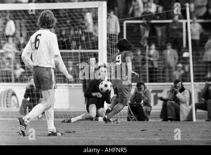 Fußball, Bundesliga, 1972/1973, Niederrhein-Stadion in Oberhausen, Rot-Weiss Oberhausen gegen FC Bayern München 0:5, Szene des Spiels, v.l.n.r.: Ditmar Jakobs (RWO), Torwart Willi Jansen (RWO), Gerd Müller (FCB) Stockfoto