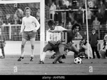 Fußball, Bundesliga, 1972/1973, Niederrhein-Stadion in Oberhausen, Rot-Weiss Oberhausen gegen FC Bayern München 0:5, Szene des Spiels, Duell zwischen Gerd Woermer (RWO) Mitte und Gerd Müller (FCB) rechts, links Ditmar Jakobs (RWO) Stockfoto