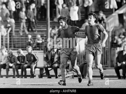 Fußball, Bundesliga, 1972/1973, Niederrhein-Stadion in Oberhausen, Rot-Weiss Oberhausen gegen FC Bayern München 0:5, Szene des Spiels, 0:5 Ziel nach München von Gerd Müller (FCB) links, Edgar Schneider (FCB) Recht gratuliert ihm Stockfoto