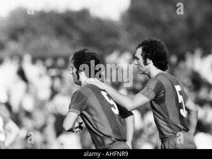 Fußball, Bundesliga, 1972/1973, Niederrhein-Stadion in Oberhausen, Rot-Weiss Oberhausen gegen FC Bayern München 0:5, Szene des Spiels, 0:5 Ziel nach München von Gerd Müller (FCB) links, Franz Beckenbauer (FCB) Recht gratuliert ihm Stockfoto