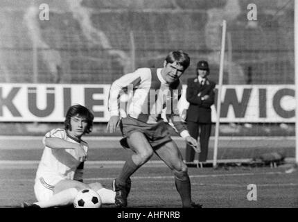 Fußball, Bundesliga, 1972/1973, Stadion am Zoo in Wuppertal, Wuppertaler SV gegen VfL Bochum 3:0, Szene des Spiels, Duell zwischen Hans Walitza (Bochum) links und Manfred Reichert (WSV) Stockfoto