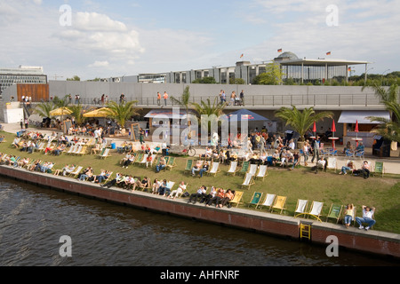 Sommer in Berlin, Spressbogen - cocktail-Bar, im Hintergrund Paul Löbe-Haus und die Kuppel des Reichstags Stockfoto