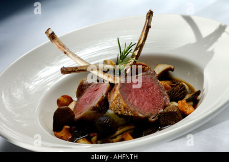 Saftige saftigen Lammkoteletts auf Kartoffeln Stockfoto