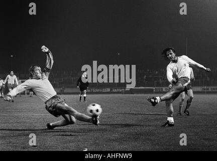 Fußball, Bundesliga, 1972/1973, Rot-Weiss Oberhausen gegen Eintracht Braunschweig 0:1, Niederrhein-Stadion in Oberhausen, Szene des Spiels, Schuss auf das Tor von Herbert Liedtke (RWO) rechts, links Peter Kaack (BS) Stockfoto