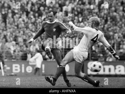 Fußball, Bundesliga, 1972/1973, VfL Bochum vs. FC Schalke 04 2:0, Stadion an der Castroper Straße in Bochum, Szene des Spiels, Duell zwischen Dieter Versen (Bochum) links und Rolf Ruessmann (S04) Stockfoto