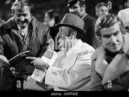 Fußball, Bundesliga, 1972/1973, Wuppertaler SV vs. FC Bayern München 1:1, Stadion am Zoo in Wuppertal, Bundestrainer Helmut Schoen verleiht ein Fußball-Fan ein Autogramm Stockfoto