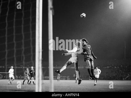 Fußball, Bundesliga, 1972/1973, Stadion am Zoo in Wuppertal, Wuppertaler SV gegen FC Bayern München 1:1, Szene des Spiels, Antenne Duell zwischen Guenter Proepper (WSV) rechts und einem München-Spieler Stockfoto