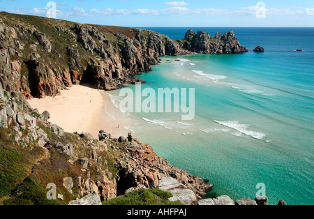 Blick von den Klippen am Strand von Pedn Vounder, Porthcurno, Cornwall UK. Stockfoto