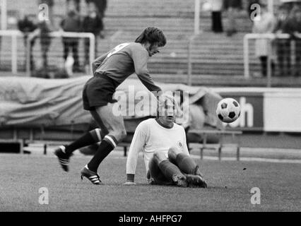 Fußball, Bundesliga, 1972/1973, Rot-Weiss Oberhausen vs. Eintracht Frankfurt 1:0, Niederrhein-Stadion in Oberhausen, Szene des Spiels, Duell zwischen Thomas Parits (Frankfurt) links und Lothar Kobluhn (RWO) Stockfoto