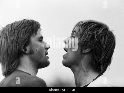 Fußball, Bundesliga, 1972/1973, Niederrhein-Stadion in Oberhausen, Rot-Weiss Oberhausen vs. Eintracht Frankfurt 1:0, Gerangel zwischen zwei Fußballspieler, Streit zwischen Juergen Kalb (Frankfurt) links und Hans Schumacher (RWO) Stockfoto