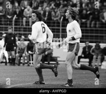 Fußball, Bundesliga, 1972/1973, Rot-Weiss Oberhausen vs. Eintracht Frankfurt 1:0, Niederrhein-Stadion in Oberhausen, Fußballspieler, verließ Reiner Hollmann (RWO), richtige Ditmar Jakobs (RWO) Stockfoto