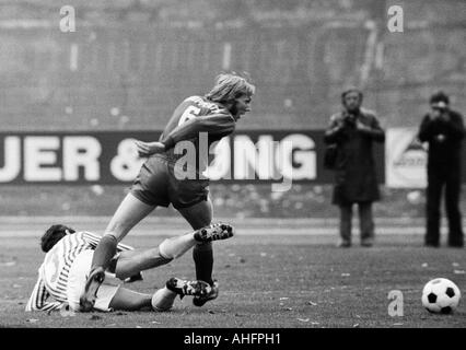 Fußball, Bundesliga, 1972/1973, Stadion am Zoo in Wuppertal, Wuppertaler SV vs. Hertha BSC Berlin 4:1, Szene des Spiels, Duell zwischen Ludwig Mueller (Berlin) links und Bernhard Hermes (WSV) Stockfoto