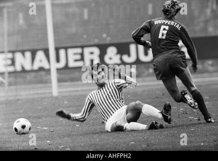 Fußball, Bundesliga, 1972/1973, Stadion am Zoo in Wuppertal, Wuppertaler SV vs. Hertha BSC Berlin 4:1, Szene des Spiels, Duell zwischen Ludwig Mueller (Berlin) links und Bernhard Hermes (WSV) Stockfoto