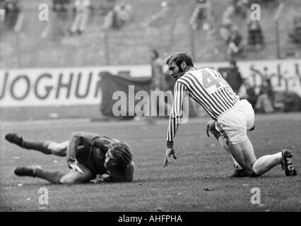 Fußball, Bundesliga, 1972/1973, Stadion am Zoo in Wuppertal, Wuppertaler SV vs. Hertha BSC Berlin 4:1, Szene des Spiels, Duell zwischen Jürgen Kohle (WSV) links und Erwin Hermandung (Berlin) Stockfoto