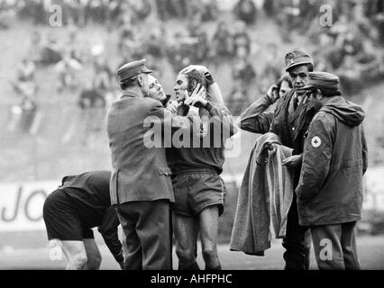 Fußball, Bundesliga, 1972/1973, Stadion bin Zoo in Wuppertal, Wuppertaler SV vs. Hertha BSC Berlin 4:1, verletzt-Football-Spieler, Jürgen Kohle (WSV) befindet sich in Schmerzen, Rettungsleute Pflege für ihn Stockfoto