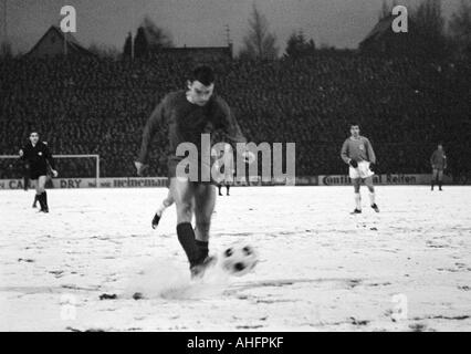 Fußball, Bundesliga, 1967/1968, Boekelberg Stadion in Mönchengladbach, Borussia Moenchengladbach gegen TSV 1860 München 1:1, Szene des Spiels, passen auf Schnee Boden, Herbert Laumen (MG) Schüsse aufs Tor Stockfoto