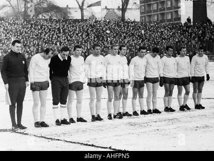 Fußball, Bundesliga, 1967/1968, FC Schalke 04 gegen Eintracht Braunschweig 0:2, Glueckaufkampfbahn Stadion, Spiel auf Schnee Erde, Team-Foto, Aufnahme von Brunswick, v.l.n.r.: Joachim Baese, Horst Wolter, Lothar Ulsass, Jürgen Moll, Peter Kaack, Erich Maas, Stockfoto