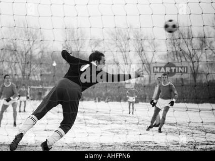 Fußball, Bundesliga, 1967/1968, FC Schalke 04 gegen Eintracht Braunschweig 0:2, Glueckaufkampfbahn Stadion, Spiel auf dem Schnee Boden, Szene des Spiels, v.l.n.r.: Manfred Pohlschmidt (Schalke), Keeper Horst Wolter (Braunschweig), Wolfgang Grzyb (Braunschweig) c Stockfoto