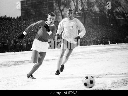 Fußball, Bundesliga, 1967/1968, FC Schalke 04 gegen Eintracht Braunschweig 0:2, Glueckaufkampfbahn Stadion, Spiel auf Schnee Boden, Szene des Spiels, Duell zwischen Hans Juergen Wittkamp (Schalke, links) und Peter Kaack (Braunschweig) Stockfoto