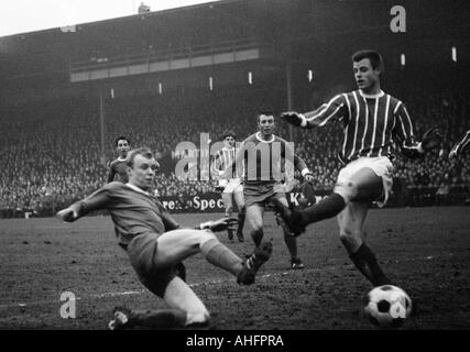 Fußball, Bundesliga, 1967/1968, FC Schalke 04 vs. 1. FC Köln 1:1, Glueckaufkampfbahn-Stadion in Gelsenkirchen, Szene des Spiels, v.l.n.r.: Gerhard Neuser (Schalke), Hans Juergen Wittkamp (Schalke), Wolfgang Weber (Köln), Willi Kraus (Schalke), Ma Stockfoto