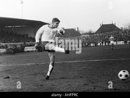 Fußball, Regionalliga West, 1967/1968, ETB Schwarz Weiss Essen gegen Rot-Weiss Essen 1:3, Stadion bin Uhlenkrug in Essen, Szene des Spiels, Helmut Littek (RWE) Schüsse aufs Tor Stockfoto