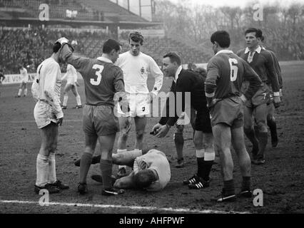 Fußball, Bundesliga, 1967/1968, MSV Duisburg vs. Borussia Mönchengladbach 2:2 in Duisburg-Wedau Stadion verletzte Fußballspieler, v.l.n.r.: Herbert Laumen (MG), Johann Sabath (Duisburg), Herbert Wimmer (MG), Torhüter Manfred Manglitz (MSV) verletzt Agro Stockfoto