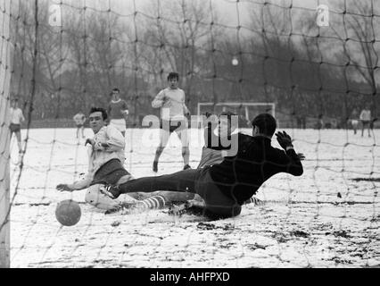 Fußball, DFB-Pokal, achte Finale, 1967/1968, Stadion Glueckaufkampfbahn in Gelsenkirchen, Schalke 04 gegen Eintracht Braunschweig 2:3, Spiel auf dem Schnee Boden, Szene des Spiels, v.l.n.r.: Michael Polywka (Braunschweig), Gerhard Elfert (Braunschweig), Waldemar S Stockfoto