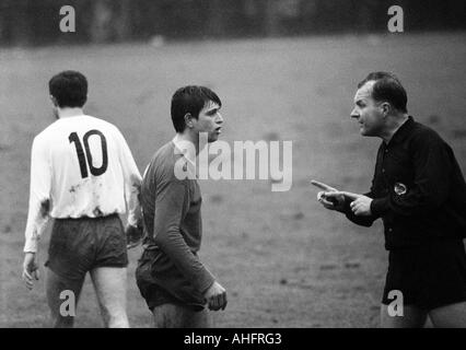 Fußball, Regionalliga West, 1967/1968, Bayer Leverkusen Gegen Rot-Weiss Oberhausen 1:2, Ulrich-Haberland-Stadion in Leverkusen, Spiel bei Regenwetter, Szene des Spiels, Schiedsrichter Wilfried Hilker aus Bochum gibt eine Warnung an Helmut Roehrig (Bayer), links Stockfoto