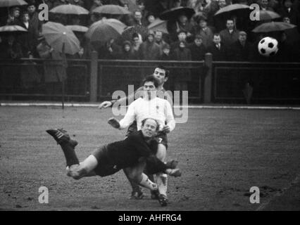 Fußball, Regionalliga West, 1967/1968, Bayer Leverkusen Gegen Rot-Weiss Oberhausen 1:2, Ulrich-Haberland-Stadion in Leverkusen, Spiel bei Regenwetter, Szene des Spiels, v.l.n.r.: Torhüter Hans Benzler (Bayer), Georg Müller (RWO), Leo Wilden (Bayer) Stockfoto