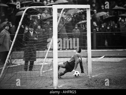 Fußball, Regionalliga West, 1967/1968, Bayer Leverkusen Gegen Rot-Weiss Oberhausen 1:2, Ulrich Haberland Stadion in Leverkusen, bei Regenwetter, Szene des Spiels, Ziel, Oberhausen, Helmut Roehrig (Bayer) ist chancenlos Stockfoto