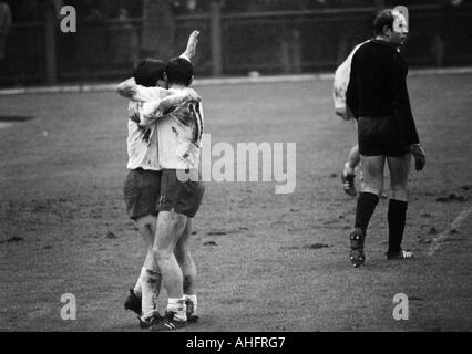 Fußball, Regionalliga West, 1967/1968, Bayer Leverkusen Gegen Rot-Weiss Oberhausen 1:2, Ulrich Haberland Stadion in Leverkusen, Spiel bei Regenwetter, Szene des Spiels, Freude an ein Ziel nach Oberhausen, links Dieter Brozulat (RWO, 11) und ein weiterer RWO p Stockfoto