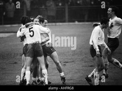 Fußball, Regionalliga West, 1967/1968, Bayer Leverkusen Gegen Rot-Weiss Oberhausen 1:2, Ulrich-Haberland-Stadion in Leverkusen, Spiel bei Regenwetter, Szene des Spiels, Oberhausen Spieler Freude an ein Ziel, v.l.n.r.: Dieter Hentschel (5), Dieter Brozu Stockfoto