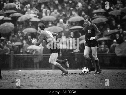 Fußball, Regionalliga West, 1967/1968, Bayer Leverkusen Gegen Rot-Weiss Oberhausen 1:2, Ulrich Haberland Stadion in Leverkusen, bei Regenwetter, Zuschauer halten Regenschirme, Szene des Spiels, ließ Karl Heinz Tisches (Bayer), Helmut Richert (rechts) Stockfoto