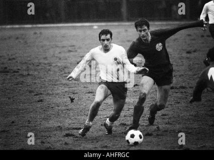 Fußball, Regionalliga West, 1967/1968, Bayer Leverkusen Gegen Rot-Weiss Oberhausen 1:2, Ulrich-Haberland-Stadion in Leverkusen, Spiel bei Regenwetter, Szene des Spiels, Duell zwischen Franz Krauthausen (RWO) links und Guenter Haarmann (Bayer) Stockfoto