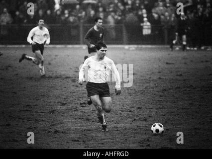 Fußball, Regionalliga West, 1967/1968, Bayer Leverkusen Gegen Rot-Weiss Oberhausen 1:2, Ulrich-Haberland-Stadion in Leverkusen, bei Regenwetter, Szene des Spiels, Heinz Poll (RWO) in Ballbesitz, links hinter Werner Ohm (RWO) Stockfoto