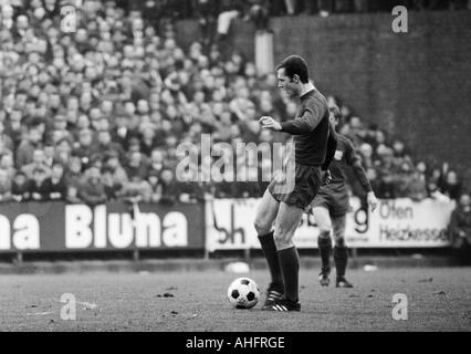 Fußball, Bundesliga, 1967/1968, Boekelberg Stadion in Mönchengladbach, Borussia Moenchengladbach gegen FC Bayern München 1:1, Szene des Spiels, Franz Beckenbauer (FCB) in Ballbesitz Stockfoto