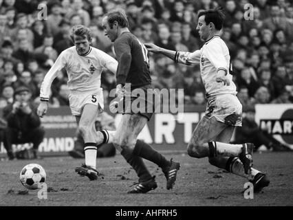 Fußball, Bundesliga, 1967/1968, Boekelberg Stadion in Mönchengladbach, Borussia Moenchengladbach gegen FC Bayern München 1:1, Szene des Spiels, v.l.n.r.: Rudolf Poeggeler (MG), Dieter Brenninger (FCB), Erwin Spinnler (MG) Stockfoto